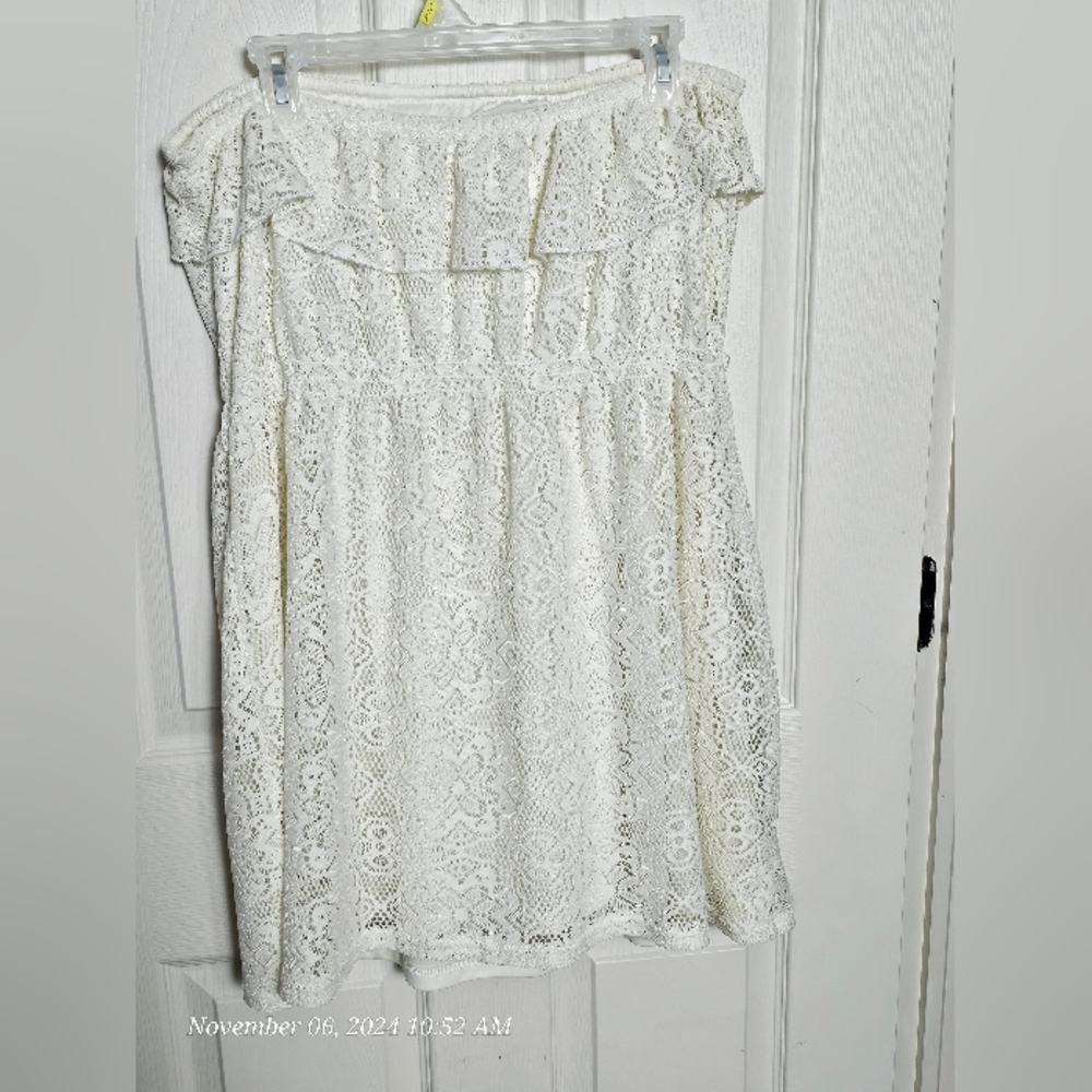 Sleeveless lace dress.